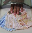 Asgari ücret tespit komisyonu 2021 yılında uygulanacak asgari ücreti belirlemek üzere bu hafta ilk toplantısını yapacak. İşçi, işveren ve devlet temsilcilerinin yer aldığı komisyon, dördüncü toplantıda yeni asgari ücreti belirleyecek. Pandemi dolayısıyla kısa çalışma ve ücretsiz izinde olduğu için milyonlarca kişi 2020 yılı asgari ücretini tam alamazken, yeni yılda asgari ücretin ne kadar artırılacağı merak ediliyor. Habertürk’ten Ahmet Kıvanç yazdı