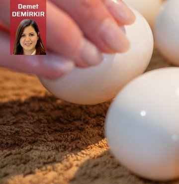 Şüphesiz ki sağlıklı olmanın bir kuralı da sağlıklı beslenmeden geçiyor. Ancak besin piramidine bağlı kalmak, taze sebze-meyve tüketmek, doğru miktarlarda protein ve karbonhidrat almak sağlıklı olmak için yeterli değil. Bu noktada ne yediğimizin yanı sıra nasıl yediğimiz de çok önemli. Gıda Mühendisi Ebru Akdağ, mutfağımızdaki tehlikeye, mikroorganizmalara dikkat çekiyor. Akdağ, "Mikroorganizmalar bir gıdadan veya mutfak gerecinden diğerlerine kolaylıkla atlayabilirler. Böylelikle bizleri hasta etmenin çok çeşitli yollarını bulabilirler" diyerek, bu kaçak otostopçulara karşı tüyolar veriyor