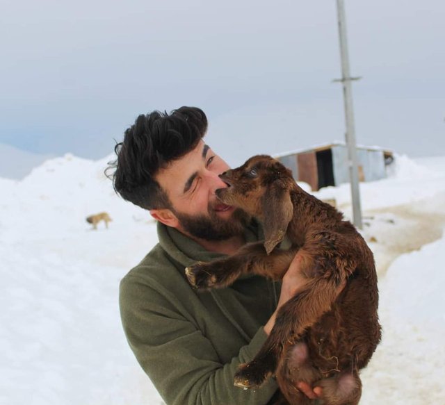 Evinde büyüttüğü oğlaklara isimleriyle sesleniyor