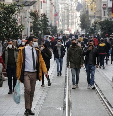 Aydın Adnan Menderes Üniversitesi Tıp Fakültesi Kardiyoloji Ana Bilim Dalı Başkanı Prof. Dr. Hasan Güngör, yeni tip koronavirüsün (Kovid-19) tehlikesi konusunda özellikle gençlerin bilincinin yetersiz olduğunu belirterek, "Gençler, hastalığı sanki bir oyun gibi görüyor. Koronavirüsü kontrol altına aldığınızı zannediyorsunuz ama tedaviniz devam ederken bir anda hayatınızı kaybedebiliyorsunuz." dedi.
