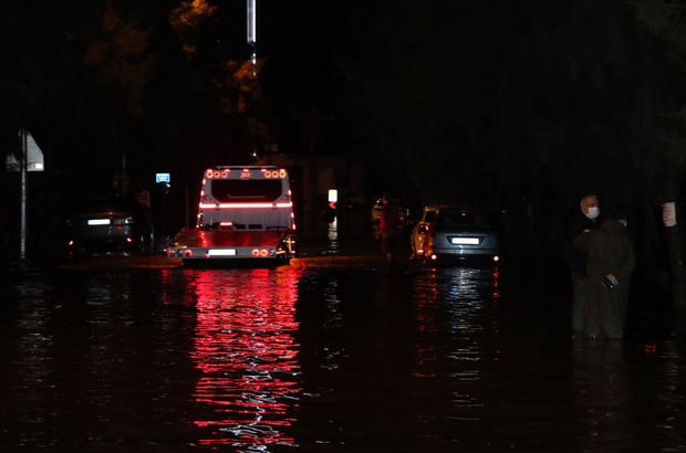 İzmir'de sel felaketi! 2 ölü