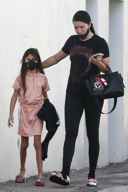Adriana Lima kızı ile yürüyüşte - Magazin haberleri