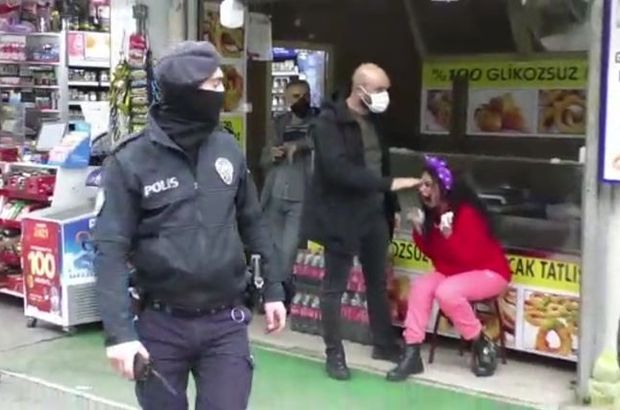 Maskesiz genç kız polise tepki gösterdi! Annesi oradan geçiyordu!