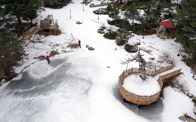 Yüzeyi buz tutan Limni Gölü ziyaretçilerini büyülüyor