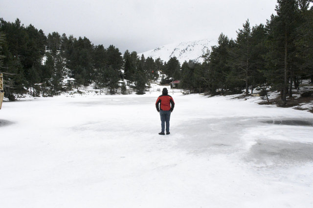 Yüzeyi buz tutan Limni Gölü ziyaretçilerini büyülüyor