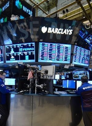 Küresel piyasalar, haftanın son işlem gününe karışık seyirle başladı