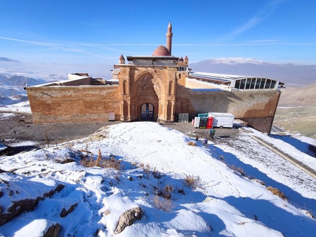 Tarihi İshak Paşa Sarayı'nda kış güzelliği