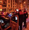 Denizli’de sokağa çıkma yasağını ihlal eden 6 genç, ticari taksi ile gezerken polis ekiplerinin uygulamasına takıldı. Dur ihtarına uymayarak kaçmak isteyen taksici ve 6 genç, kısa süren kovalamaca sonunda Yunus timleri tarafından yakalandı. Gençlerin gerekçesi ise pes dedirtti!