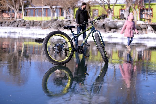 Buz tutan Çıldır Gölü üzerinde bisiklet turu heyecanı