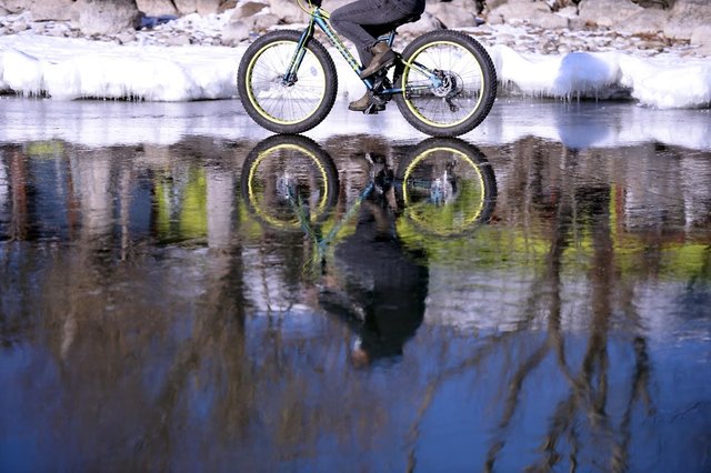 Buz tutan Çıldır Gölü üzerinde bisiklet turu heyecanı