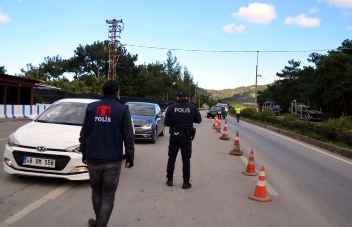 Mask and ID checks and Hayat Eve Sığar (HES) code are done at the Bodrum entrance.