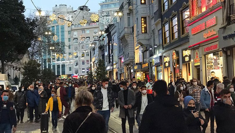 Taksim Meydan'ında sokağa çıkma yasağı öncesi yoğunluk