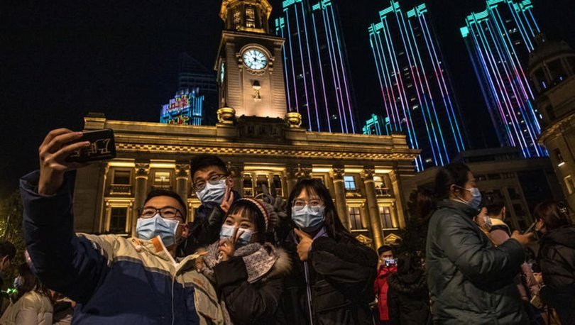 Kovid-19'un ilk görüldüğü yer olan Wuhan'da binlerce kişi yeni yılı kutlamak için meydanlarda toplandı