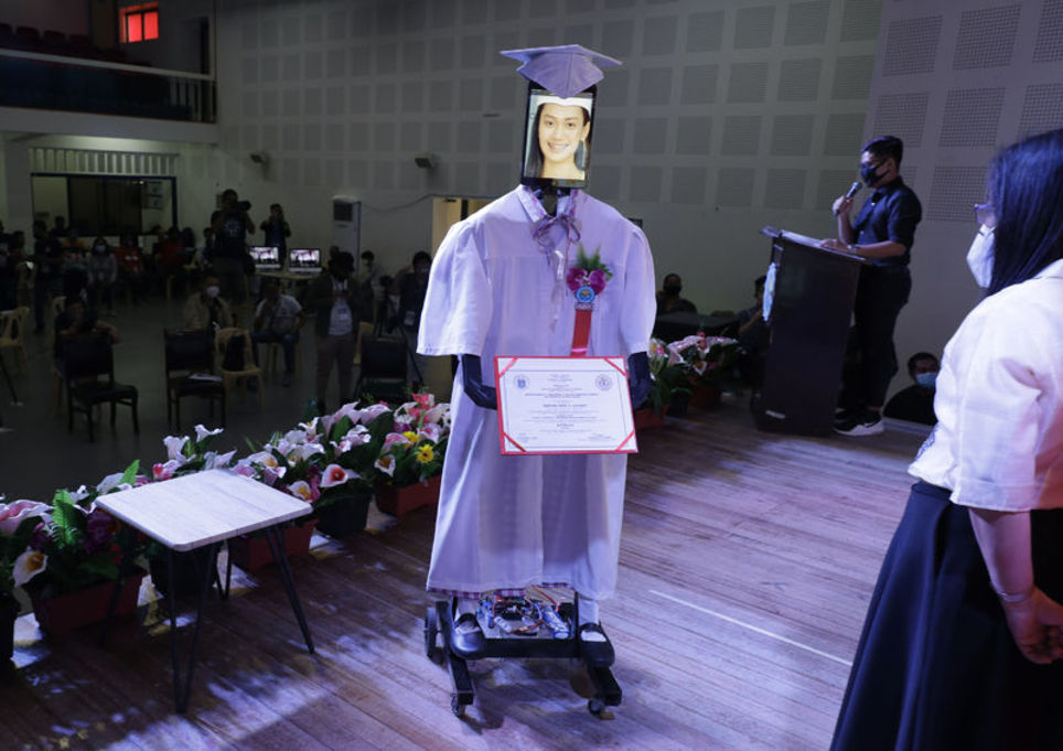 Bu robot Manila'da 179 lise öğrencisinin yerine mezun olmuş...
