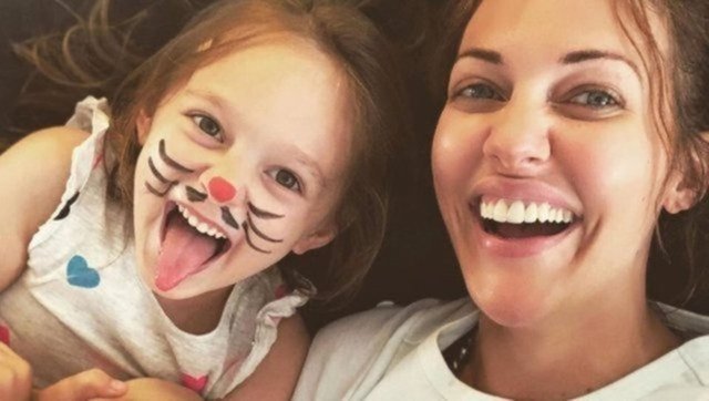 SON DAKİKA! Meryem Uzerli kızının yüzünü gösterdi - Magazin haberleri