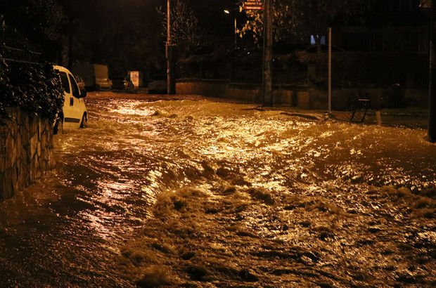 İzmir'i sel vurdu! Evler, dükkanlar ve araçlarda hasar var