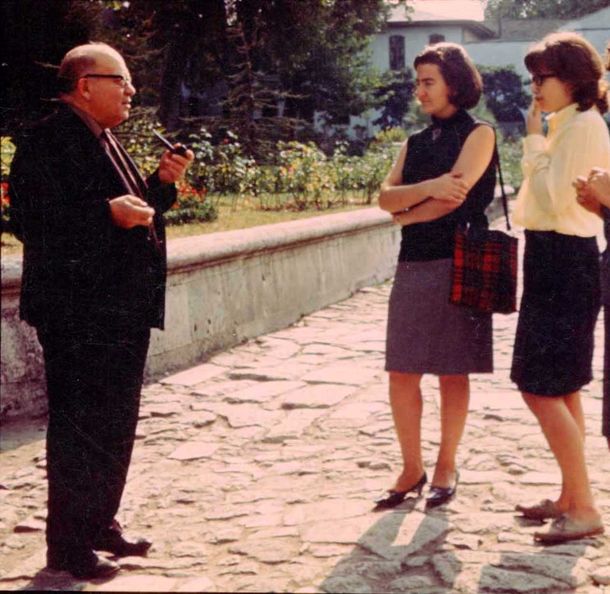 Sonraki senelerin iki meşhur sanat tarihçisi, Dr. Filiz Çağman (sağda) ve Prof. Dr. Nurhan Atasoy, 1960’larda Topkapı Sarayı’nın müdürü Hayrullah Örs ile... 