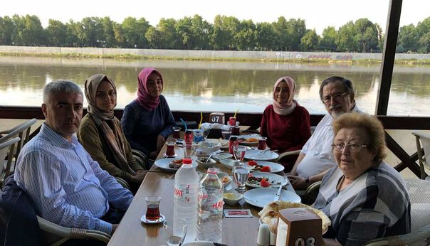 2019 ilkbaharından bir Edirne hatırası: Filiz Hanım, “Topkapulu Saray”ı yazmaya Meriç Nehri’nin sahilinde yediğimiz bu yemek sırasında Sefer Turan’ın (solda) ısrarları üzerine karar vermişti.
