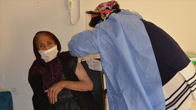 111 yaşındaki Fatma Tıraş'a CoronaVac aşısı yapıldı