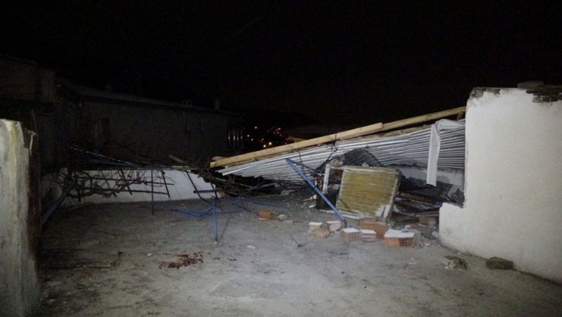 LODOS UÇURDU! Bursa'da lodosun etkisiyle bir evin çatısı uçtu