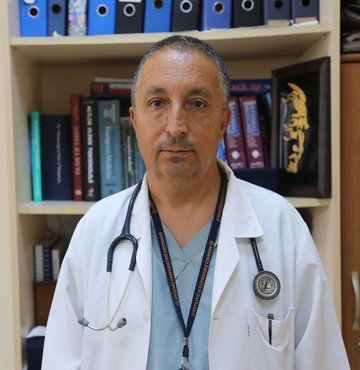 Akdeniz Ãniversitesi (AÃ) Hastanesi BaÅhekim YardÄ±mcÄ±sÄ± Prof. Dr. YÄ±ldÄ±ray Ãete, gerekli Ã¶nlemleri almasÄ±na raÄmen koronavirÃ¼se yakalandÄ±ÄÄ±nÄ±, hastalÄ±ÄÄ± orta Åiddette atlattÄ±ÄÄ±nÄ± anlattÄ±. KoronavirÃ¼sÃ¼ yenip gÃ¶revinin baÅÄ±na dÃ¶ndÃ¼ÄÃ¼nÃ¼ aktaran Prof. Dr. Ãete, "Bu hastalÄ±ÄÄ± yenmek iÃ§in aÅÄ±nÄ±n Ã¶nemli bir silah olduÄunu dÃ¼ÅÃ¼nÃ¼yorum" dedi