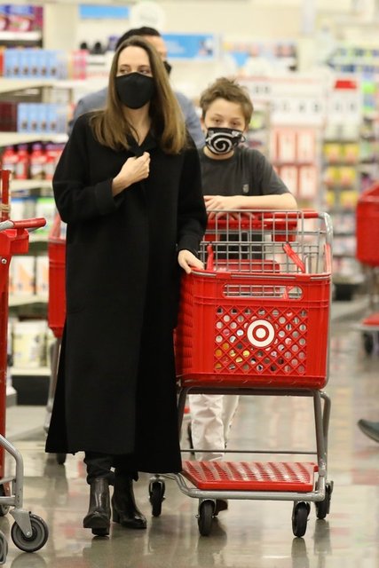 Angelina Jolie oğlu Knox ile alışverişte - Magazin haberleri