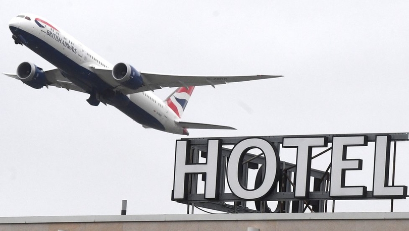 Times: İngiltere 30 ülkeden gelenleri 10 gün otellerde karantinaya alacak