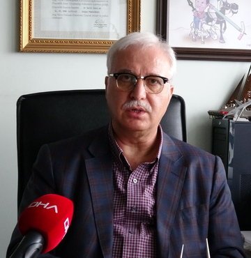 Sağlık Bakanlığı Bilim Kurulu Üyesi Prof. Dr. Tevfik Özlü, maske kullanımının karbondioksit solunumuna neden olduğu yönündeki iddialarla ilgili, "Maske insanlarda bir miktar soluk almakta zorluklara neden olabiliyor. Ama bu hiçbir zaman karbondioksit birikmesine ve oksijenin ciddi şekilde düşmesine neden olacak bir etki yaratmıyor” dedi