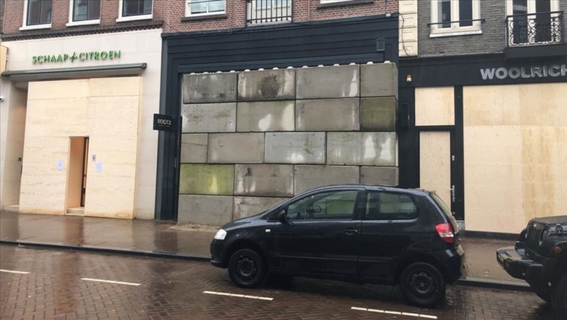 Amsterdam'da mağazalar yağmalamaya karşı beton bloklarla önlem alıyor