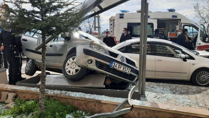 Ehliyetsiz sürücü, polisin 'dur' ihtarına uymadı kaza yaptı