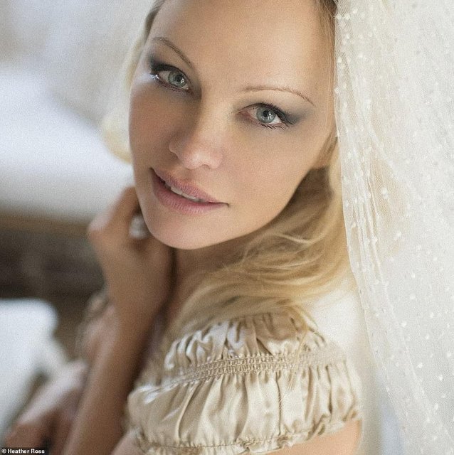 Pamela Anderson'a 'aldatma' suçlaması - Magazin haberleri