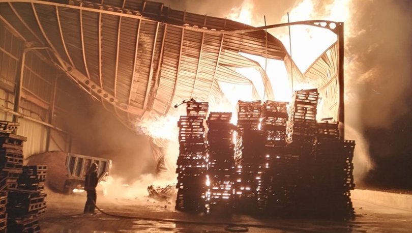 Manisa'da iki ilçede iş yeri yangınları