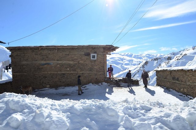 Hizan'da taş evler karla kaplandı... Doyumsuz manzara!