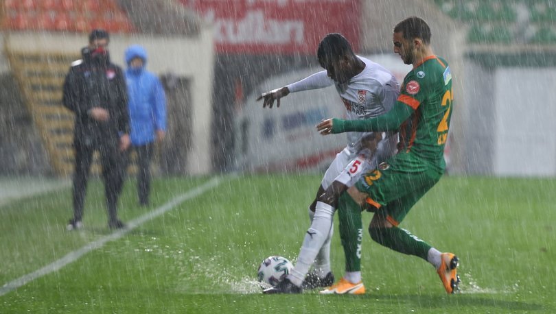 Son dakika: Alanyaspor - Sivasspor maçı yoğun yağış nedeniyle ertelendi