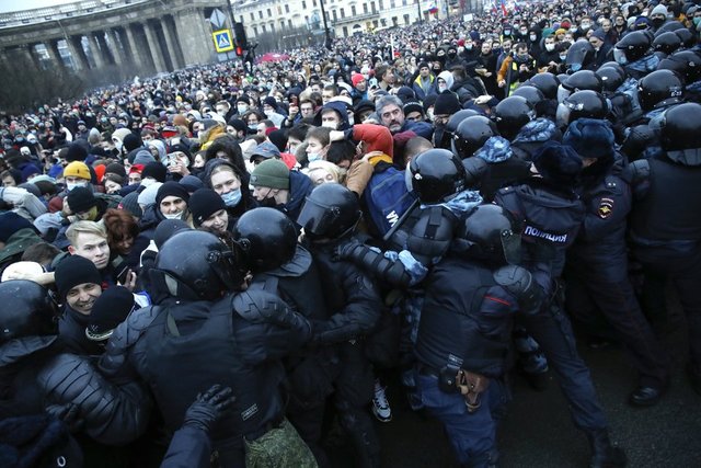 SON DAKİKA: Rusya'da göstericiler, Navalnıy'ın tutuklanmasını protesto etmek için tekrar sokakta!