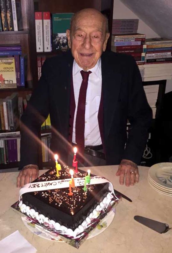 Cahit Kayra, 101. doğumgünü münasebetiyle Moda’da, Tarihçi Kitabevi’nde verilen partide doğumgünü pastasının başında.