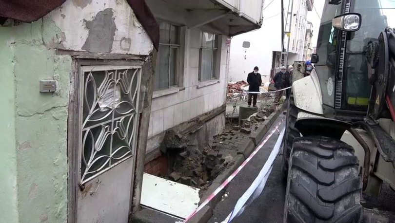 Arnavutköy’de kaldırım çöktü, bina mühürlendi