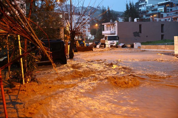 İzmir'i yine sel vurdu! İki can kaybı
