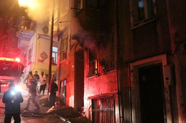 Beyoğlu'nda yangın: Yaşlı kadın son anda kurtarıldı