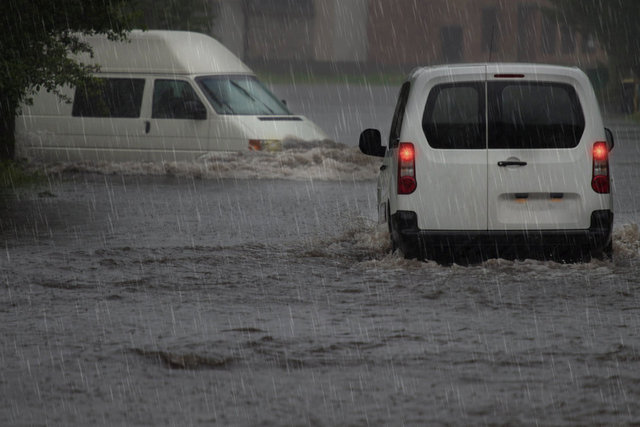 Sel ve su baskınında araç içindekiler nasıl davranmalı Hayat kurtaran öneriler! - Haberler