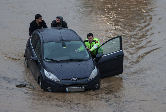 Sel ve su baskınında araç içindekiler nasıl davranmalı Hayat kurtaran öneriler! - Haberler