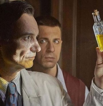 Bu yıl En İyi Uluslararası Film kategorisinde yarışmak üzere Akademi’ye Türkiye dahil 93 ülkeden başvuru yapıldı. Akademi üyelerinin yaptığı oylamanın ardından 9 Şubat’ta ilk elemeyi geçen 15 film açıklanacak… Tahmin yapmanın en zor olduğu Oscar kategorisi olarak anılsa da özellikle filmlerin festivallerdeki başarıları ve Amerikalı eleştirmenlerden aldığı notlar göz önüne alındığında belli başlı favorilerden söz etmek mümkün. İşte Türkiye’nin Oscar adayı ‘7. Koğuştaki Mucize’nin en iddialı 15 rakibi... Habertürk film eleştirmeni Mehmet AÇAR’ın yazısı