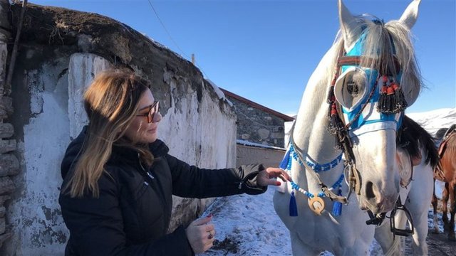 Selen Görgüzel Alkan'a beyaz atlı kutlama - Magazin haberleri