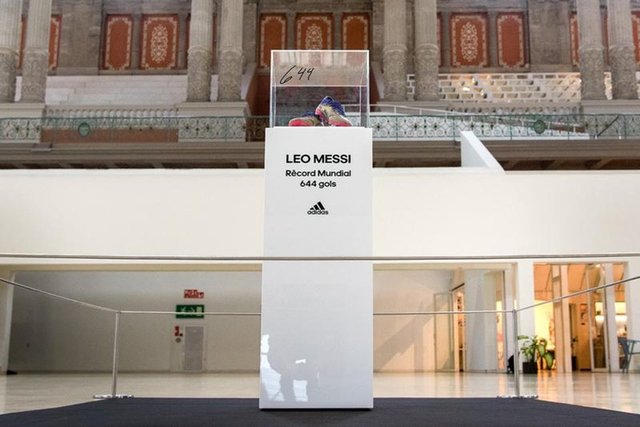 Lionel Messi rekor kıran kramponlarını bağışladı!