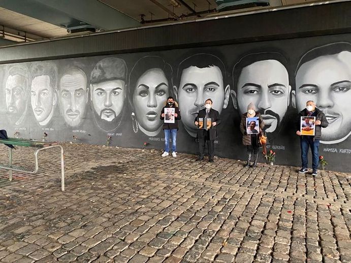 Almanya'nın Hanau kentinde 19 Şubat 2020'deki ırkçı terör saldırısında yaşamını yitirenler, Frankfurt'ta anıldı. Yaşamını yitiren 4'ü Türk 9 kişinin grafiti resimlerinin yer aldığı Friedens Köprüsü'ndeki sessiz anma törenine, Türkiye'nin Frankfurt Başkonsolosu Erdem Tunçer ile ırkçı terör eyleminde yaşamını yitiren Gökhan Gültekin ile Sedat Gürbüz'ün yakınları katıldı.