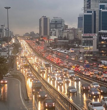 Koronavirüs salgını sonrası getirilen kısıtlamalar ve vatandaşın toplu taşıma yerine kendi aracıyla seyahat etmeyi tercih etmesi sonucu trafik yoğunluğu bir hayli arttı. Doç. Dr. Murat Yücelen, özellikle akşam saatlerinde İstanbul trafiğinde geçmiş yıllara oranla yarı yarıya bir yavaşlamanın söz konusu olduğunu belirtti. Bu yoğunluk ise korkutan bir riske yol açtı. Trafikte kalan süreye paralel olarak kanser riskinin arttığını belirten Göğüs Hastalıkları Uzmanı Dr. Öğr. Üyesi Seha Akduman, "Egzozlardan açığa çıkan kimyasalların her biri için tek tek ispatlanmış akciğer kanser riski olduğunu biliyoruz. Zararlı gazların riskini en aza indirmek için aracın dışardan havalanmasını sonlandırın” uyarısında bulundu