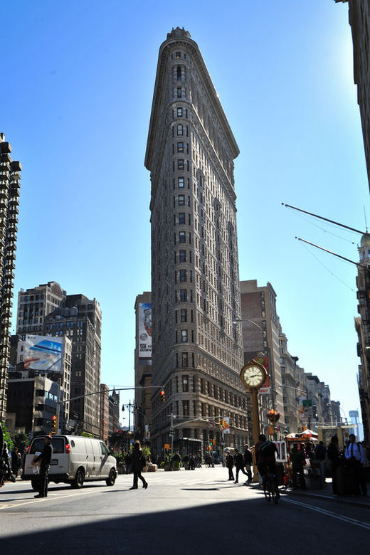New York’un en ikonik yapılarından biri olan Flatiron Binası (Flatiron Building) 1902 yılında Daniel Burnham tarafından tasarlandı. Üçgen formuyla dikkat çeken yapı Beşinci Cadde (5th Avenue) ve Broadway’in kesişim noktasında bulunuyor.