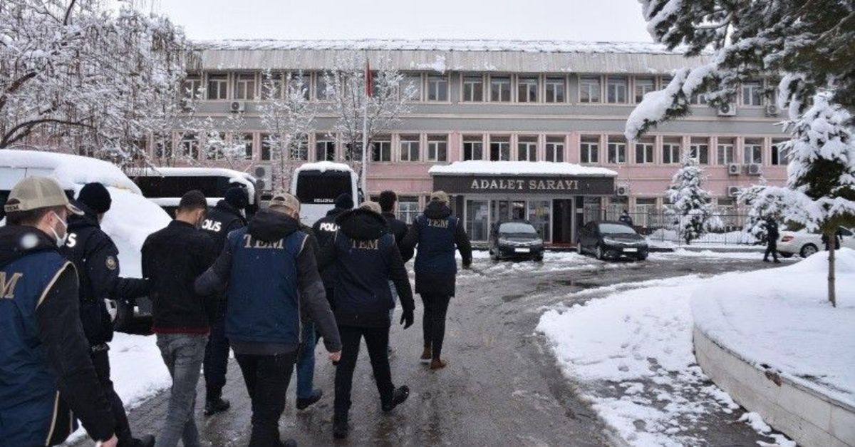 Muş merkezli terör operasyonunda gözaltına alınan 23 kişiden 6'sı tutuklandı