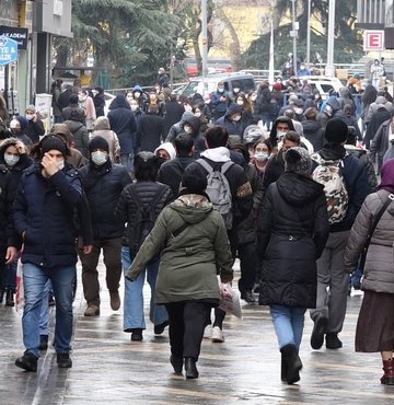 Ordu Üniversitesi Tıp Fakültesi Aile Hekimliği Anabilim Dalı Başkanı Prof. Dr. Özgür Enginyurt, “Türkiye’de olan mutant bir virüsün Karadeniz’de veya Ordu’da olmamasına imkan yok” dedi. Mutant virüs nedeniyle hastalığını ağır ve şiddetli seyredeceğini belirten Prof. Dr. Enginyurt, “Mutasyon ağır ve şiddetli. O yüzden hastalığı ağır ve şiddetli geçecek. Şiddetli seyredecek ve vakalar daha ağır olacak” diye konuştu