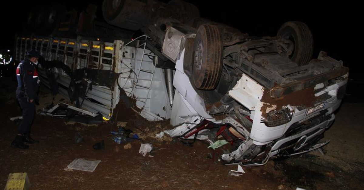 Manisa'da TIR kazası: 2 kişi ağır yaralandı